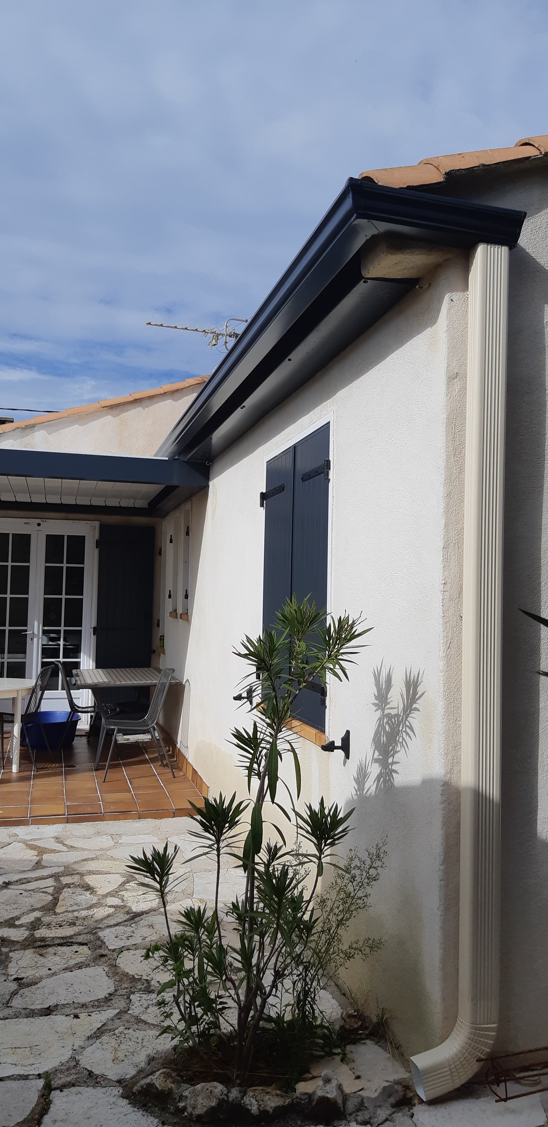 Gouttières aluminium RAL 7024 Gris Ardoise, descente d'eau sable