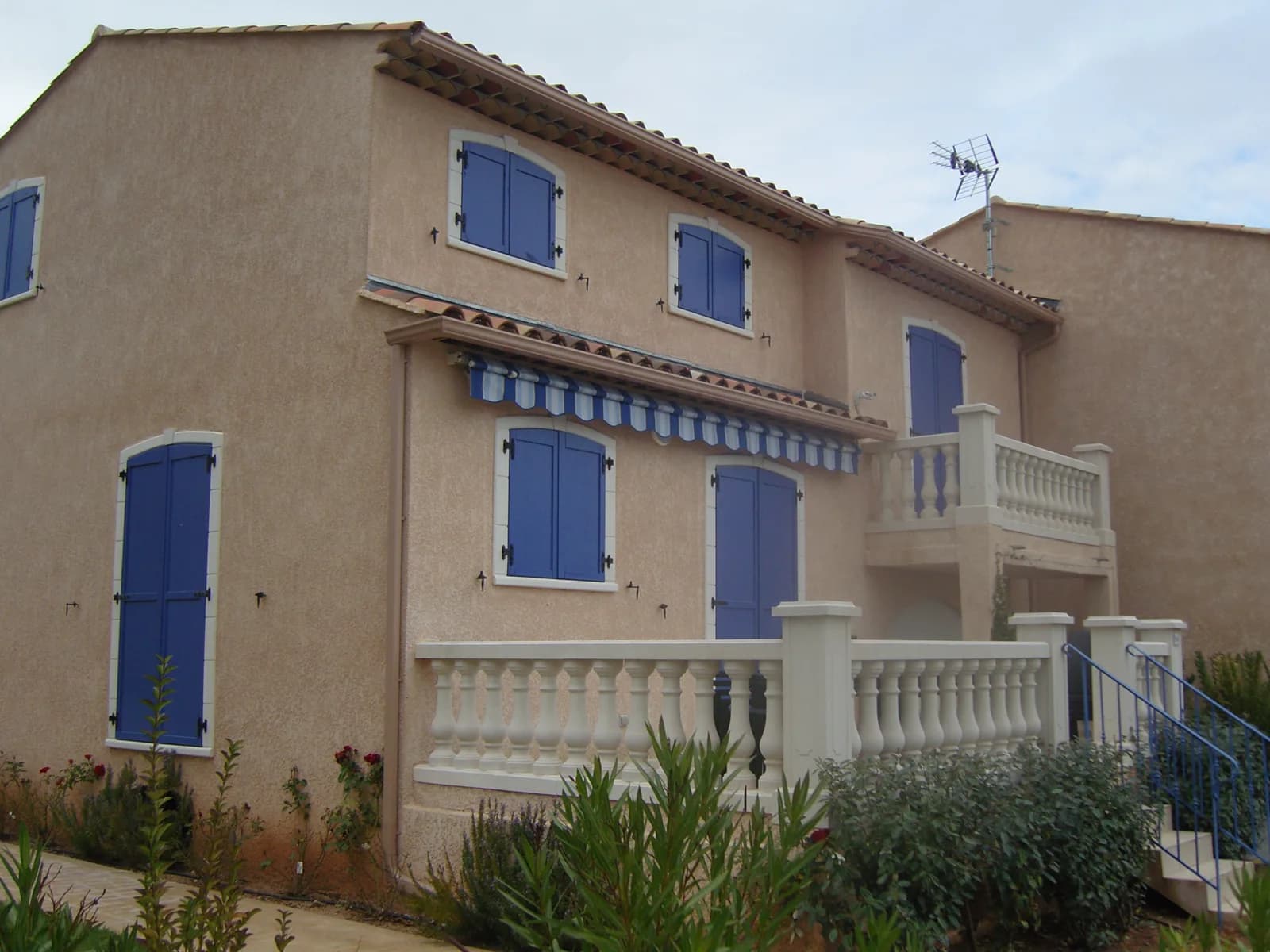 Réalisation de gouttières et descentes d'eau beige rosé à Vidauban par 2DALU
