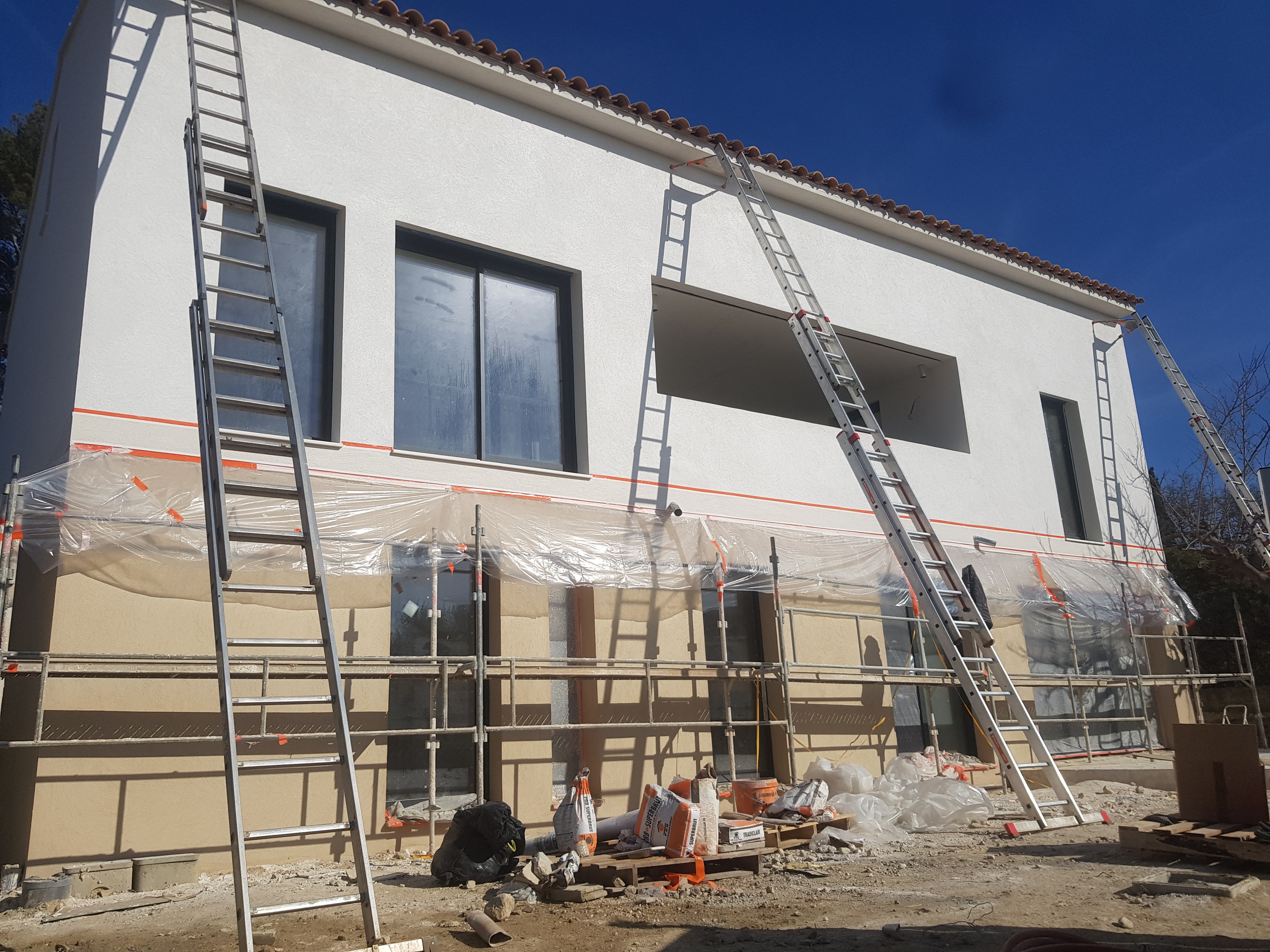Fixation de gouttière sur chantier